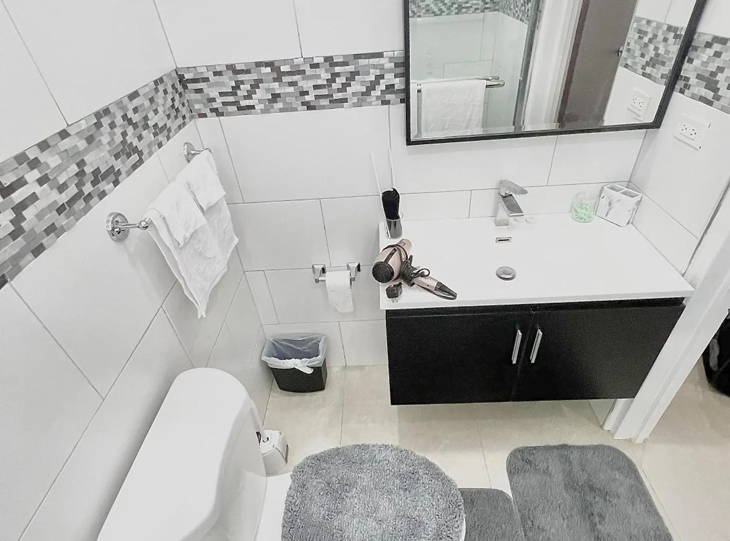Opulence Living With Exclusive Private Beach Access Runaway Bay