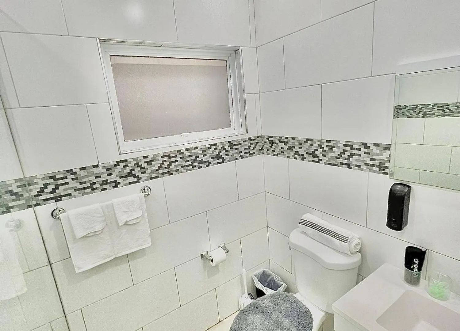 Opulence Living With Exclusive Private Beach Access Runaway Bay Apartment