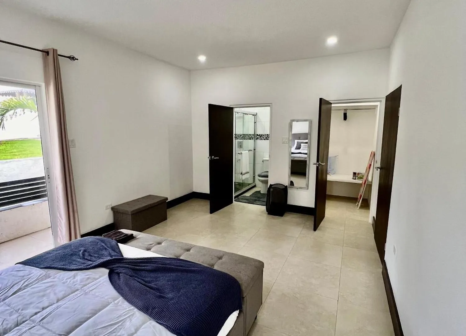 Opulence Living With Exclusive Private Beach Access 拉纳韦贝 0*,